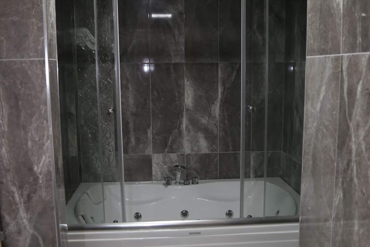 superior studio suite | jetted bathtub