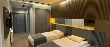 Twin Room | Minibar, in-room safe, desk, laptop workspace