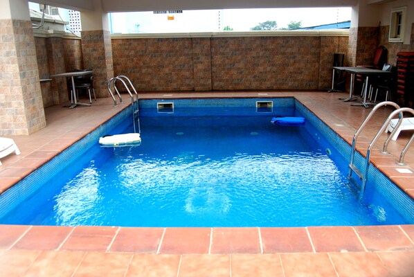 Außenpool, Liegestühle