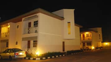 واجهة المنشأة - في المساء/الليل