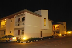 Façade de l’hébergement - soirée/nuit