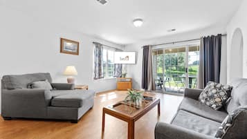 Condo, 2 habitaciones | Área de sala de estar | Smart TV, consola de videojuegos y reproductor de DVD