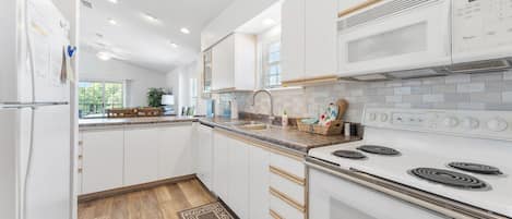Condo, 2 Bedrooms | Private kitchen
