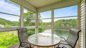 Condo, 2 Bedrooms | Dining