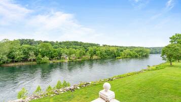 Condo, 2 Bedrooms | Property grounds