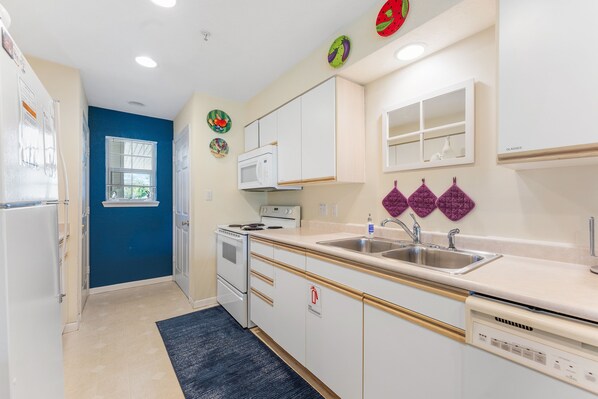 Condo, 2 Bedrooms | Private kitchen