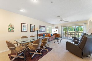 Leilighet, 2 soverom | Oppholdsområde | Smart-TV, TV-spill og DVD-spiller