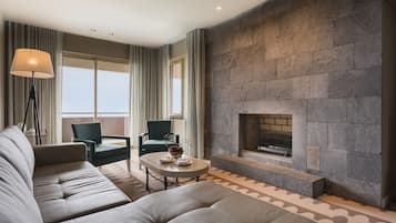 Junior Suite | Minibar, in-room safe, desk, blackout curtains