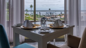 A dining table set for two with a view of the ocean. - The Lince Nordeste (Nordeste)