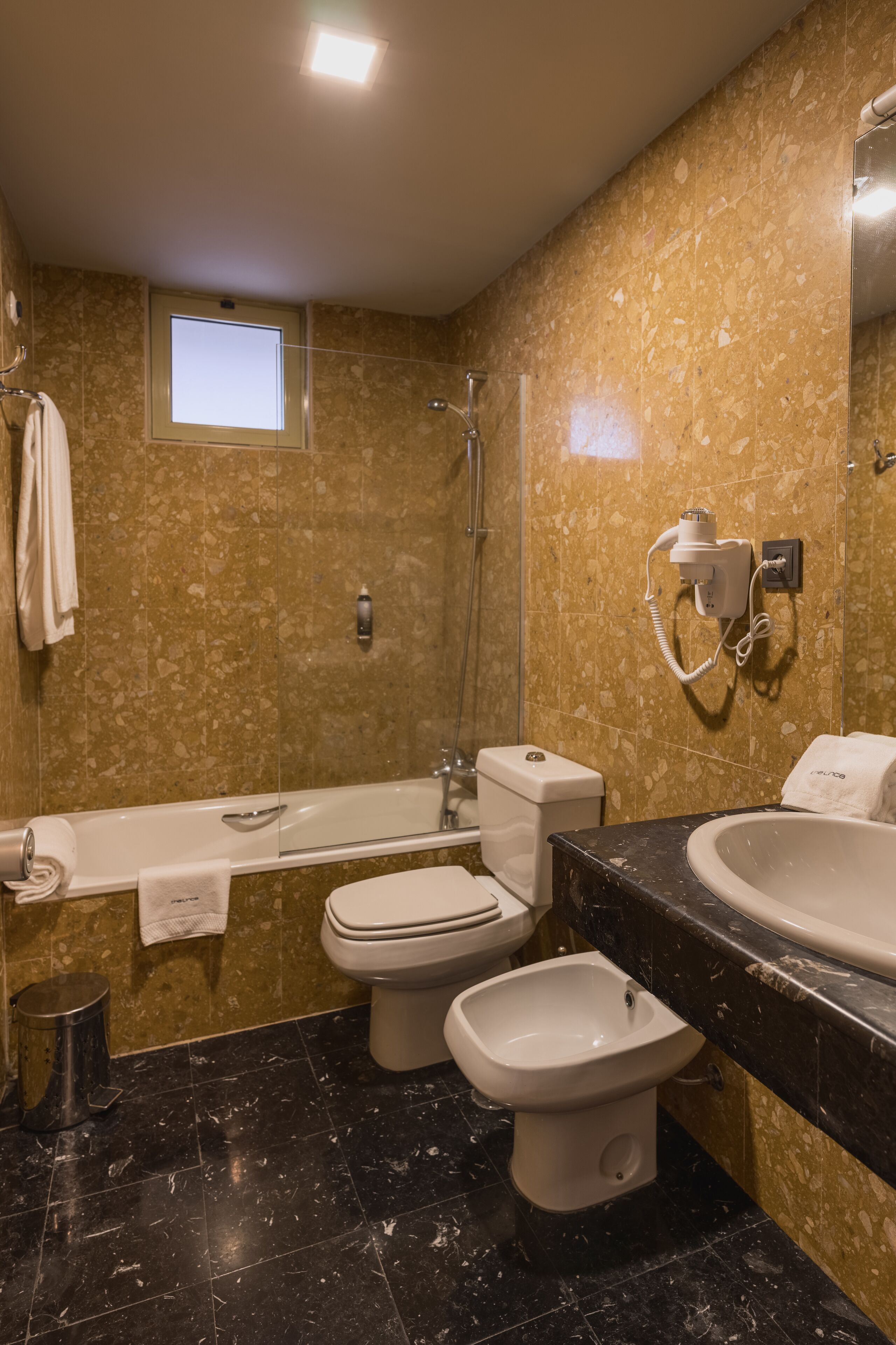 apartment, 2 bedrooms | bathroom | bathtub, free toiletries, hair dryer, towels