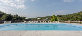 Whispering Woods Lodge - Sleeps 6 2 Bedroom Home by RedAwning