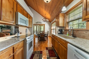 Private kitchen - Whispering Woods Lodge - Sleeps 6 2 Bedroom Home by RedAwning (Branson West)