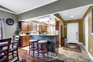 Condo, 2 chambres | Intérieur