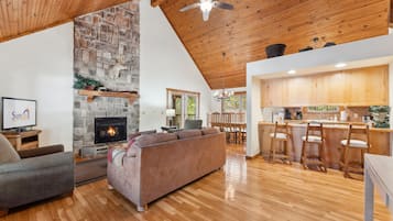 Cabin, 2 Bedrooms | Living area