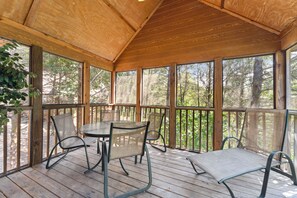 Outdoor dining - Mayberry Lodge 2 Bedroom Cabin by RedAwning (Branson West)