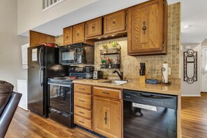 Condo, 2 habitaciones | Cocina privada | Refrigerador, microondas, horno y cafetera y tetera