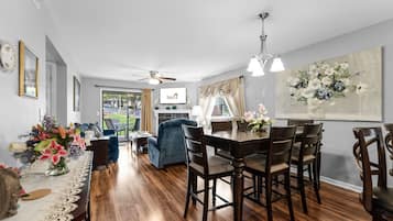 Condo, 2 Bedrooms | Dining