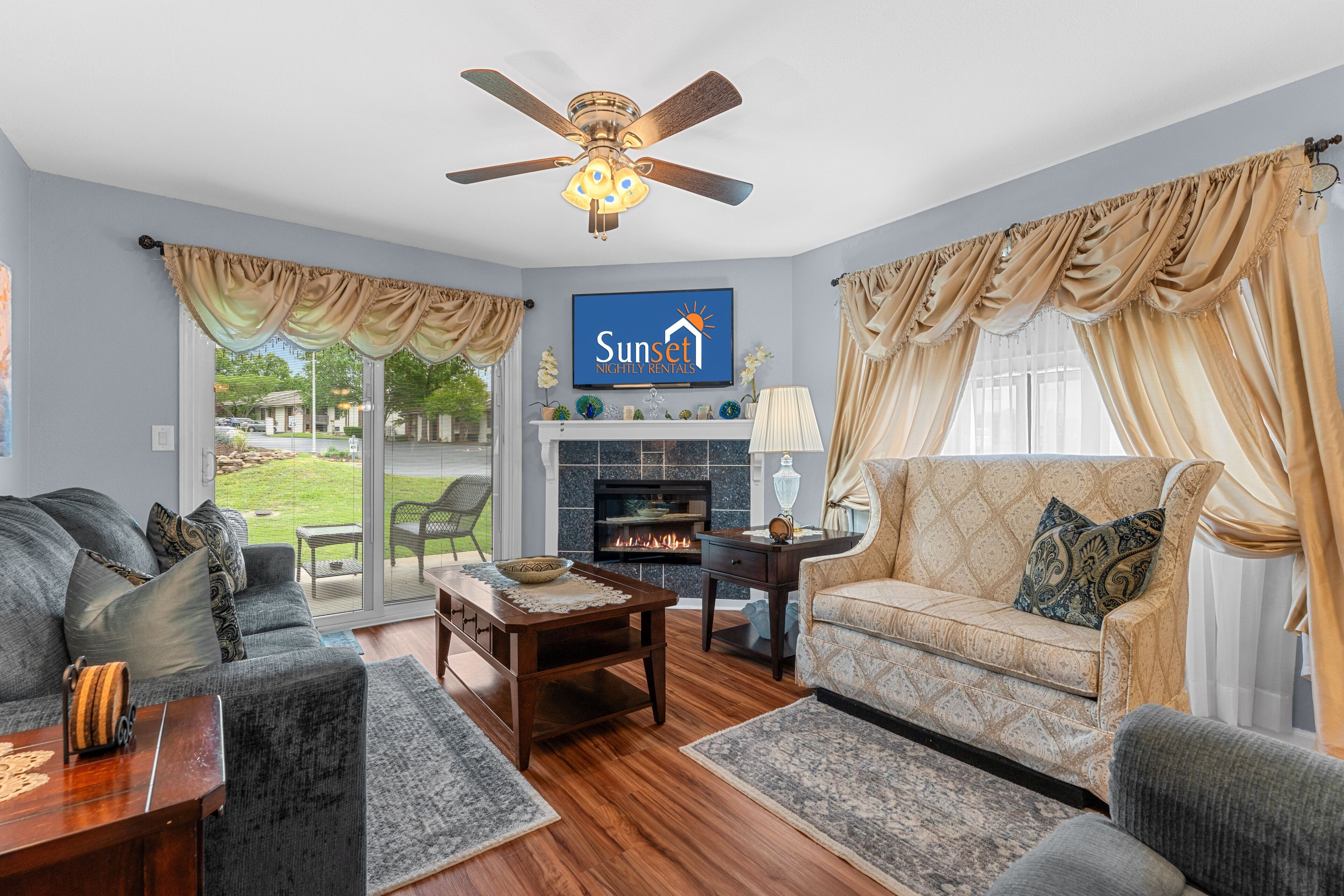 Condo, 2 chambres | Aire de séjour | Téléviseur connecté, foyer