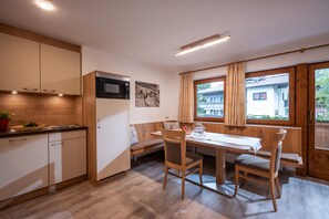 Departamento, 2 habitaciones, 2 baños (Hohe Salve) | Cocineta privada | Refrigerador con congelador, parrilla de estufa y lavavajillas 