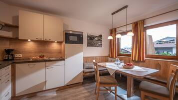 Apartment, 1 Schlafzimmer (Kitzbuehler Horn) | Eigene Küche | Wasserkocher mit Kaffee-/Teezubehör, großer Kühlschrank, Herdplatte