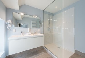 Superior-Maisonette, 2 Schlafzimmer, Terrasse | Badezimmer | Kostenlose Toilettenartikel, Haartrockner, Handtücher, Toilettenpapier