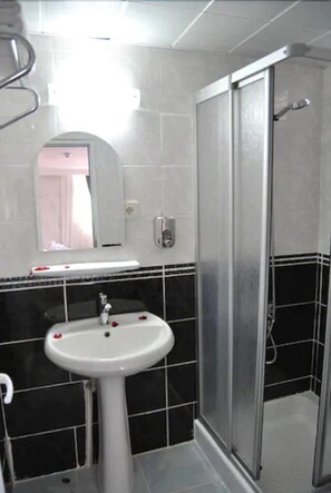 Economy Double or Twin Room | Bathroom | Shower, free toiletries, hair dryer, slippers - Hotel Star Park (Istanbul)