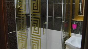 Douche, articles de toilette gratuits, sèche-cheveux, chaussons