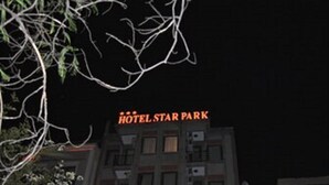 Monikerroksinen rakennus, jonka päällä on kyltti, jossa lukee ”HOTEL STAR PARK”.
