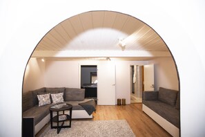 Familienapartment, 2 Schlafzimmer, zum Garten hin | Wohnbereich