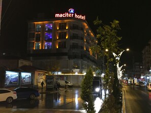 Front of property – evening/night - Maciter Hotel (Ercis)
