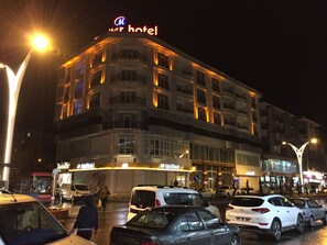 Front of property - evening/night - Maciter Hotel (Ercis)