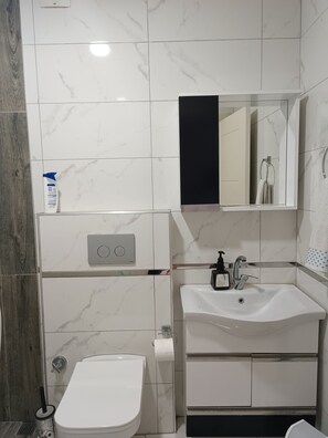 Superior studio, 1 queensize bed met slaapbank | Badkamer | Een douche, een haardroger, pantoffels, handdoeken