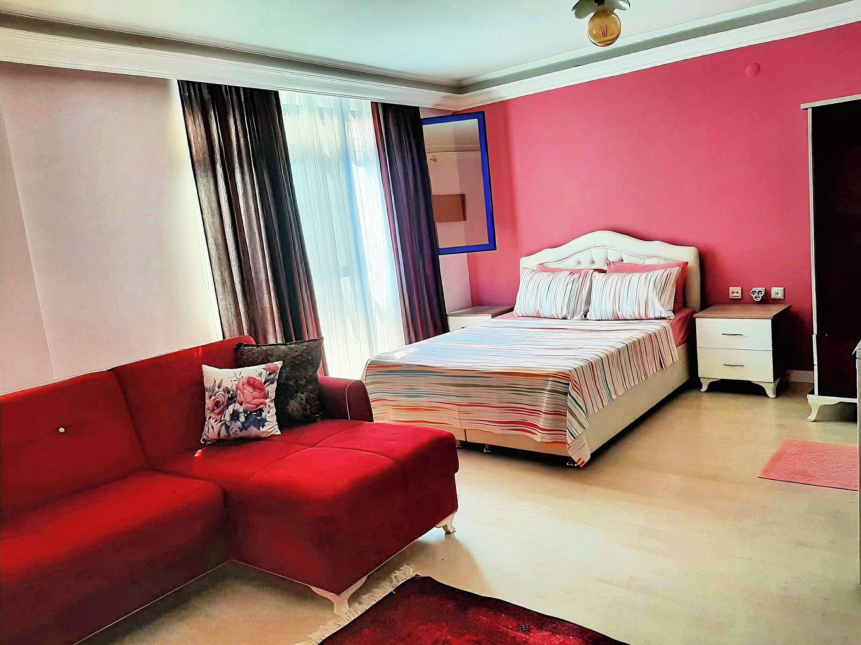 Habitación Confort, 1 cama de matrimonio con sofá cama | Ropa de cama de alta calidad, escritorio, cortinas opacas