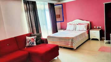Habitación Confort, 1 cama de matrimonio con sofá cama | Ropa de cama de alta calidad, escritorio, cortinas opacas