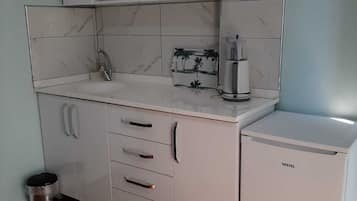 Apartment | Private kitchen | Mini-fridge, coffee/tea maker, electric kettle, cookware/dishes/utensils