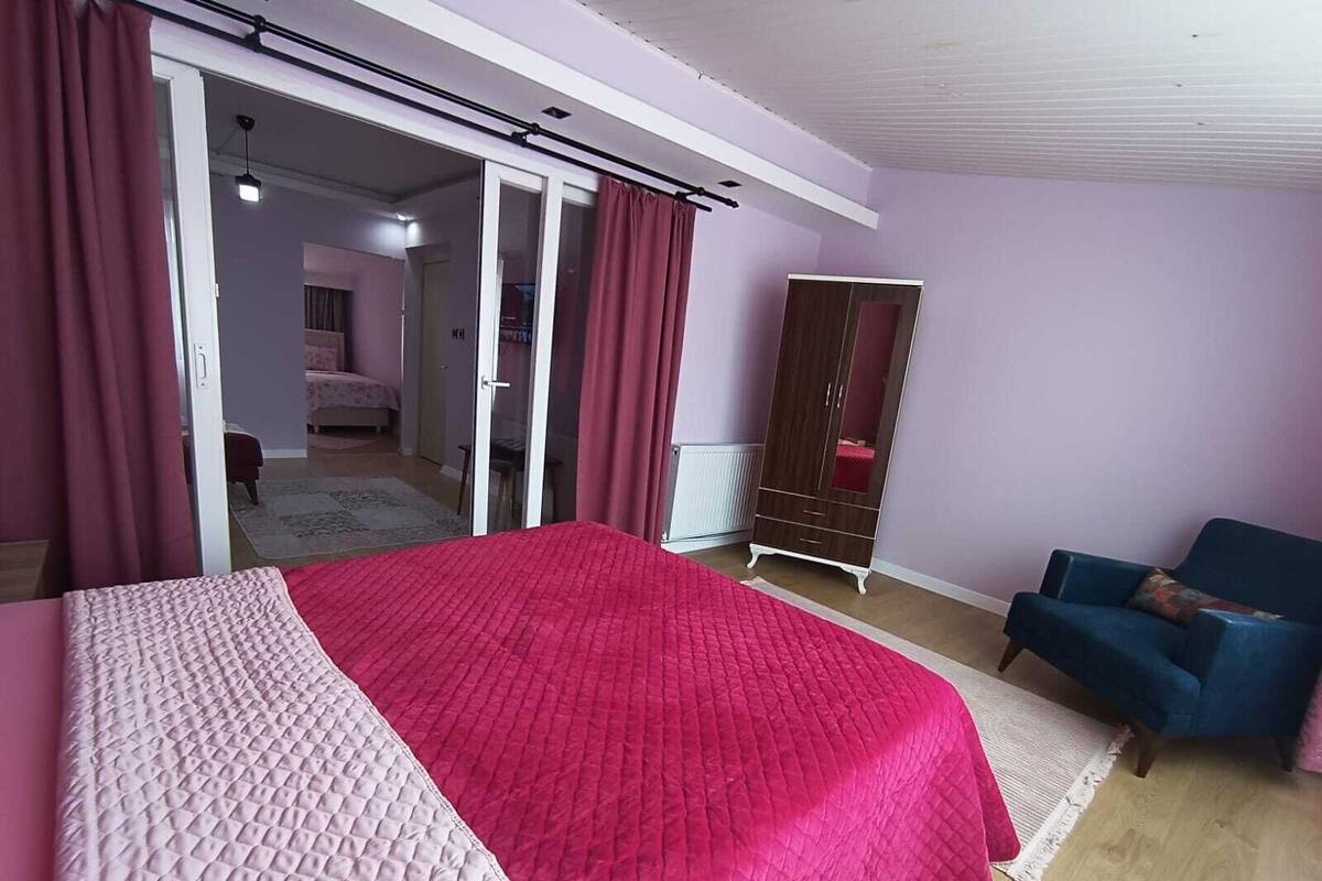 2 habitaciones, ropa de cama de alta calidad y escritorio