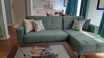 Estudio superior, 1 cama de matrimonio con sofá cama | Ropa de cama de alta calidad, escritorio, cortinas opacas
