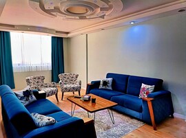 Grand Oda, 2 Yatak Odası | Kaliteli yatak takımı, masa, güneşlik/perde, ütü/ütü masası 