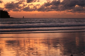 Beach nearby - Kata Plaza 1 bedroom Modern Apartment (Karon)