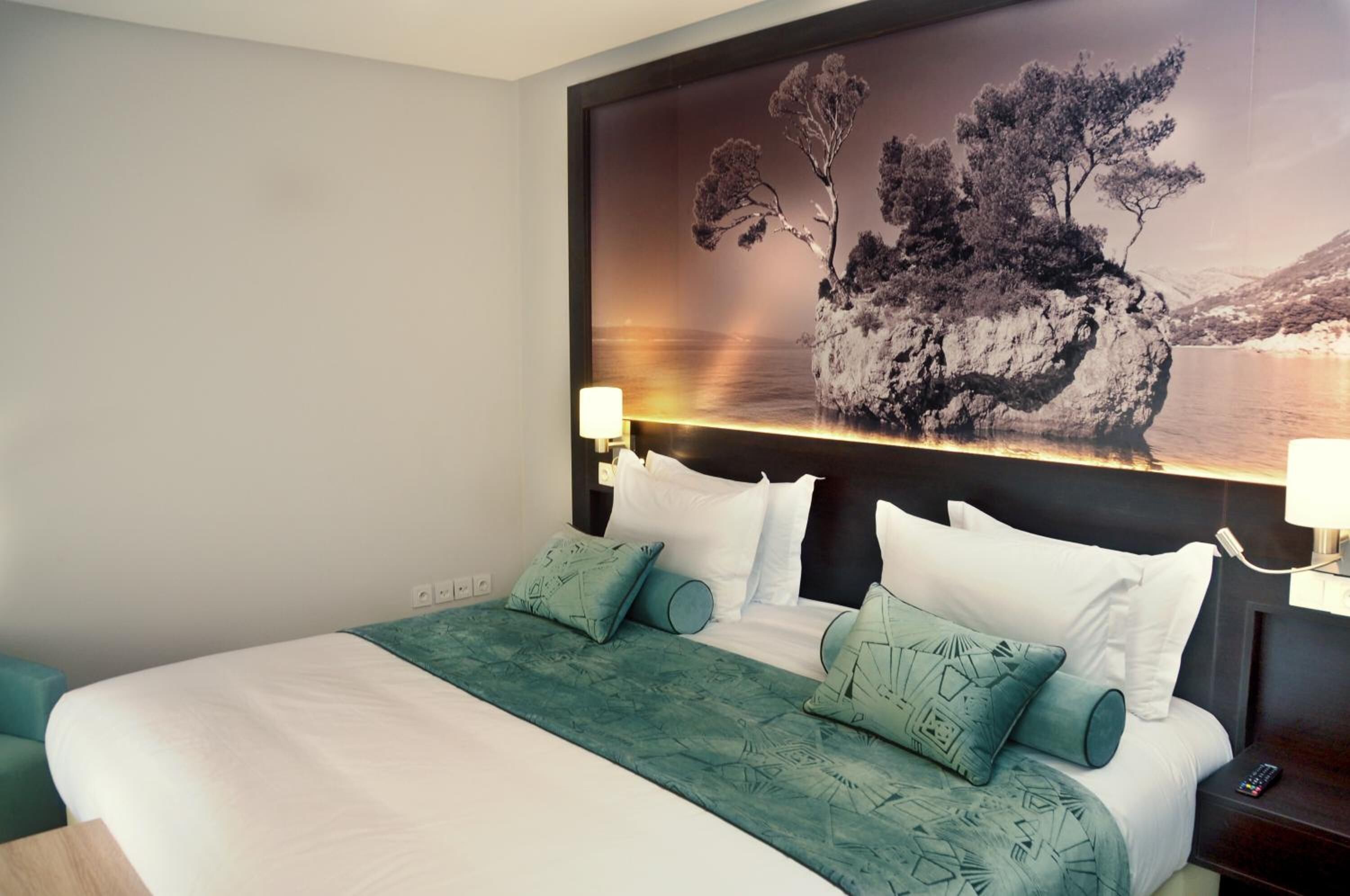 高档床上用品、客房内保险箱、遮光窗帘、熨斗/熨衣板