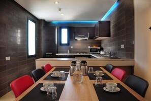 Full-size fridge, microwave, oven, stovetop