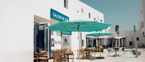 Breakfast, lunch, dinner served; local and international cuisine