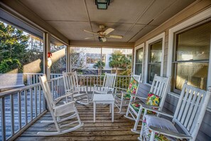 Maison, plusieurs chambres | Balcon