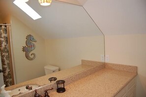 House, 4 Bedrooms | Bathroom
