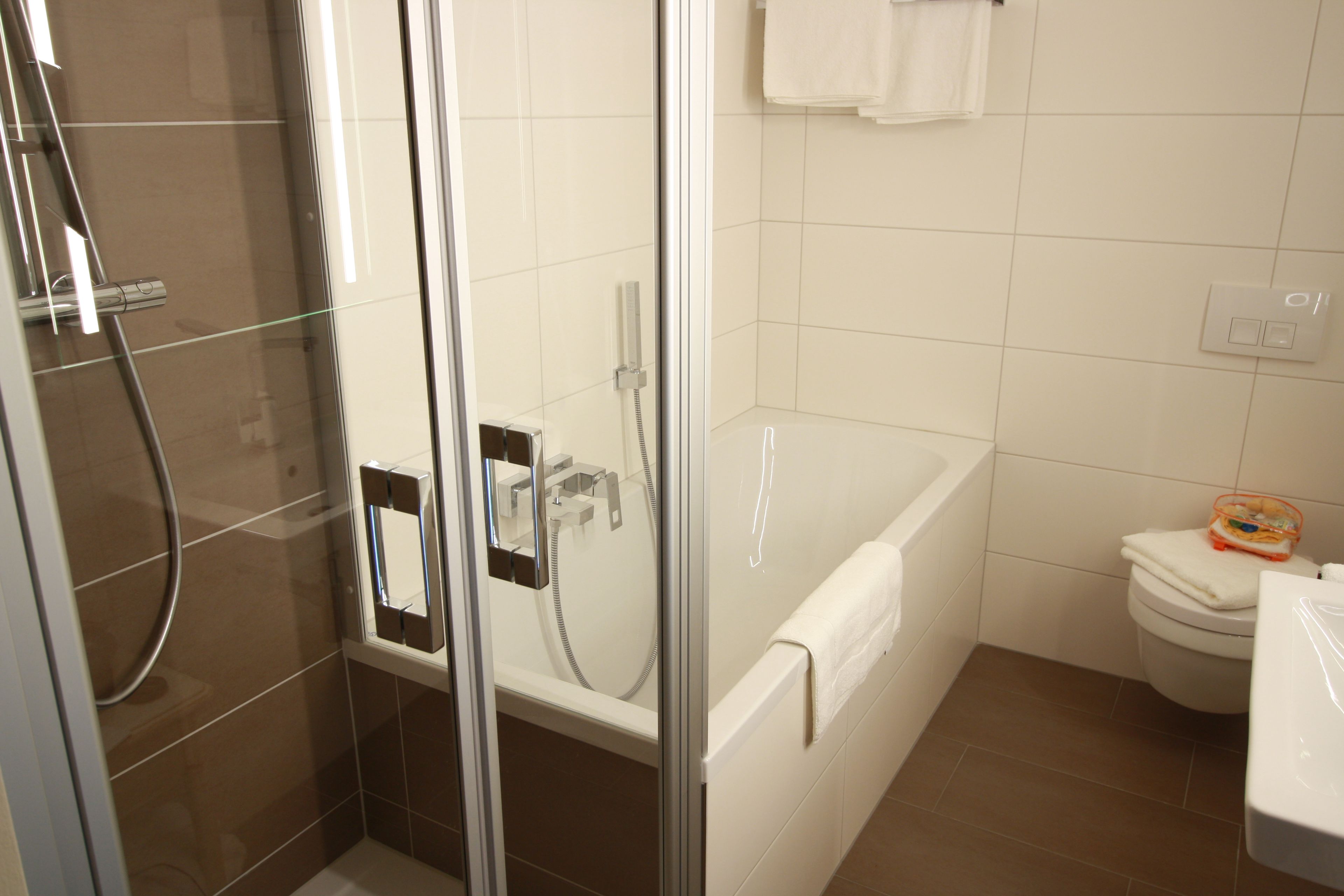 Apartamento Deluxe, 1 cama de matrimonio grande, cocina, vistas al patio | Baño | Cabezal de ducha tipo lluvia y artículos de higiene personal gratuitos