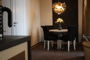 Deluxe Apartment, 1 King Bed, Kitchen, Courtyard View | In-room dining - Mr.& Mrs. President (Erfurt)