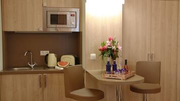 Romantisches Studio, Stadtblick | Eigene Kochnische | KĂŒhlschrank, Mikrowelle, Wasserkocher mit Kaffee-/Teezubehör