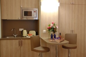 Studio phong cách lãng mạn, quang cảnh thành phố | Bếp nhỏ riêng | Tủ lạnh, lò vi sóng, dụng cụ pha cà phê/trà, ấm điện 