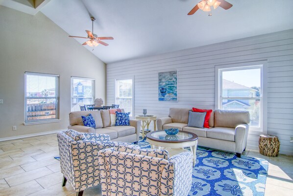 House, 4 Bedrooms | Living room | DVD player