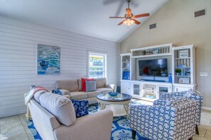 House, 4 Bedrooms | Living room | DVD player